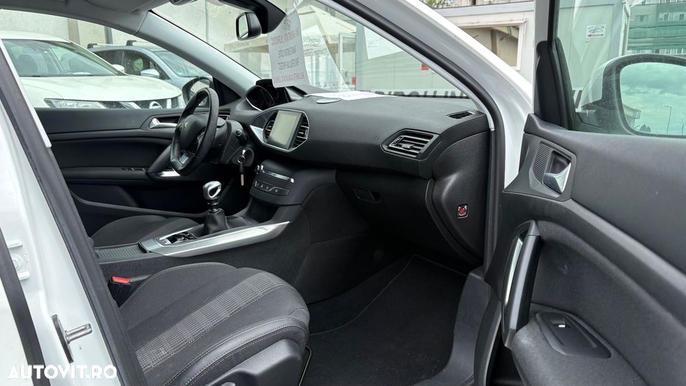 Peugeot 308 1.2 L PureTech Turbo S&S Allure - 9