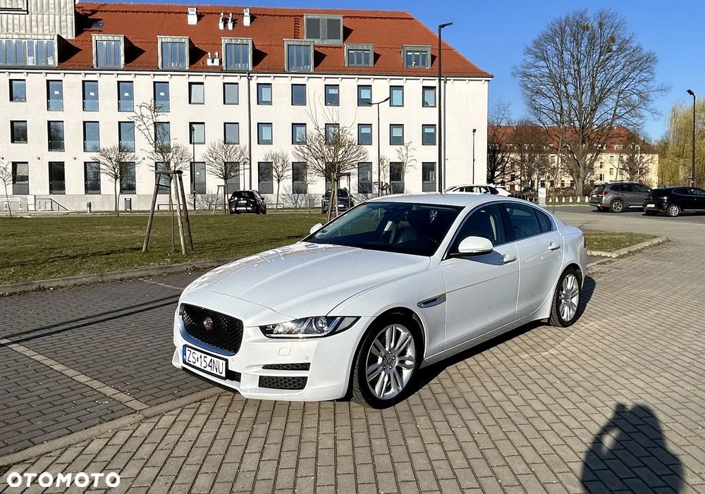 Jaguar XE 2.0 D Portfolio - 3