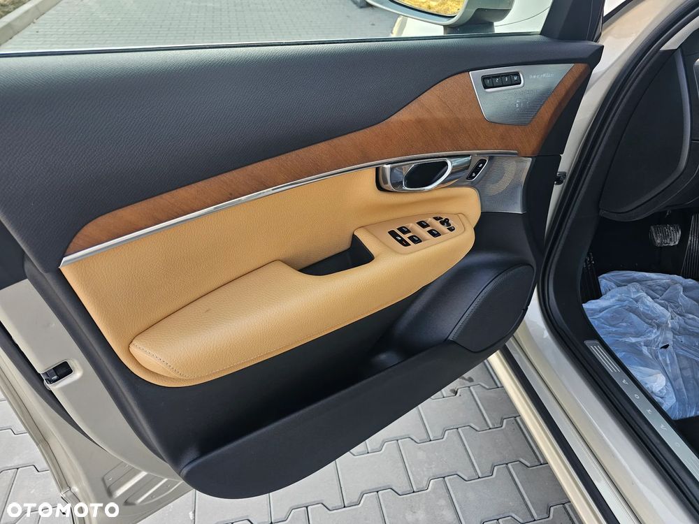 Volvo XC 90 T8 AWD Plug-In Hybrid Momentum 7os - 24