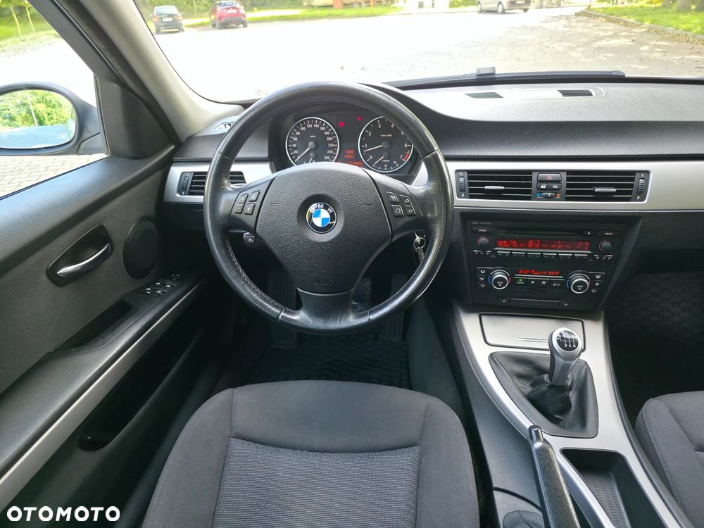 BMW Seria 3 318i Touring - 23