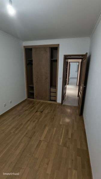T2 - Santa Marta Pinhal - Parqueamento - Grande imagem: 5/9