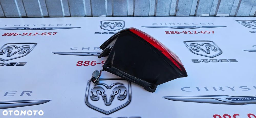 Chrysler Pacifica 2016- Lampa tył prawy Lampa tylna prawa P68229028AA Lampa tył lewy Lampa tylna lewa P68229029AA IDEALNE Żarówki W21/5W ZWYKŁE LAMPY - 11