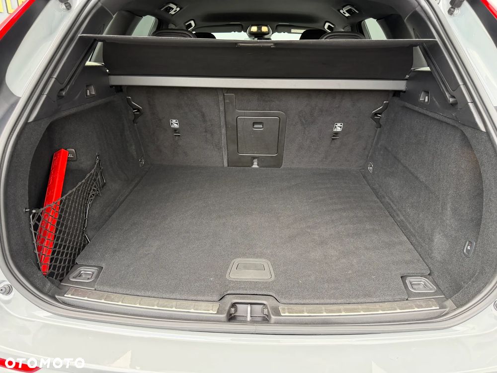 Volvo XC 60 B4 D Plus Dark - 34