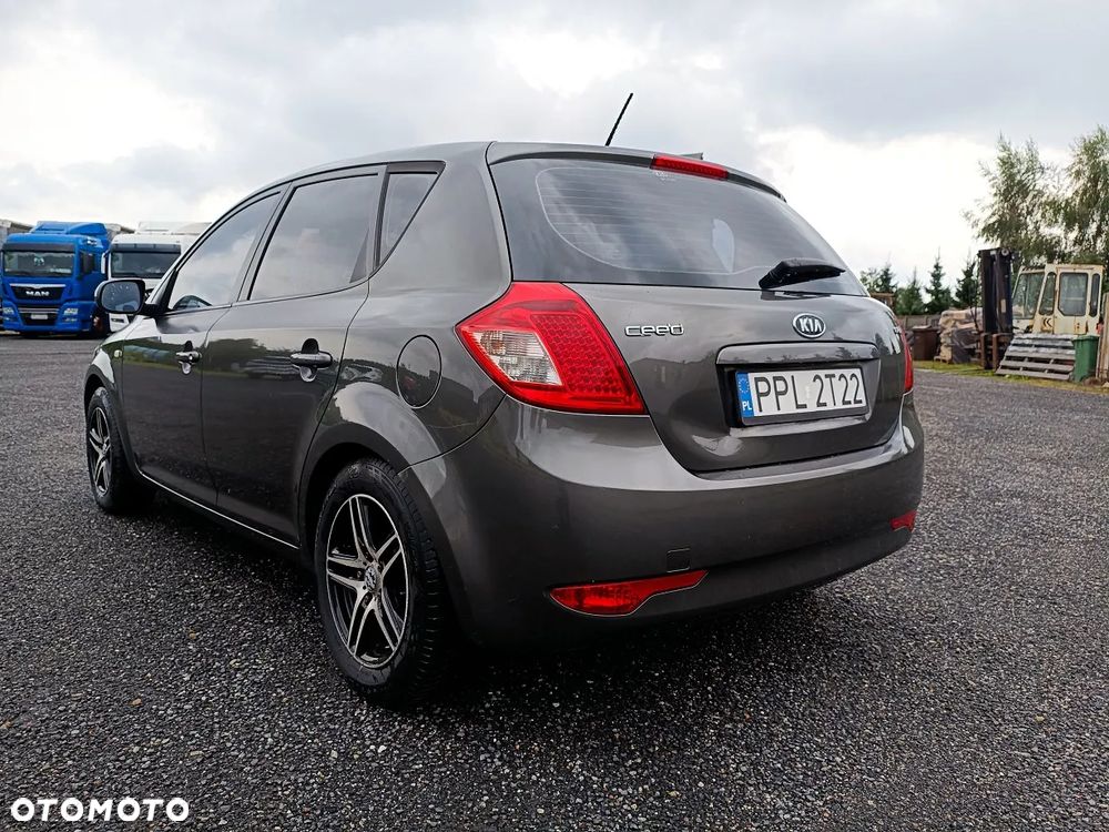 Kia Ceed - 9