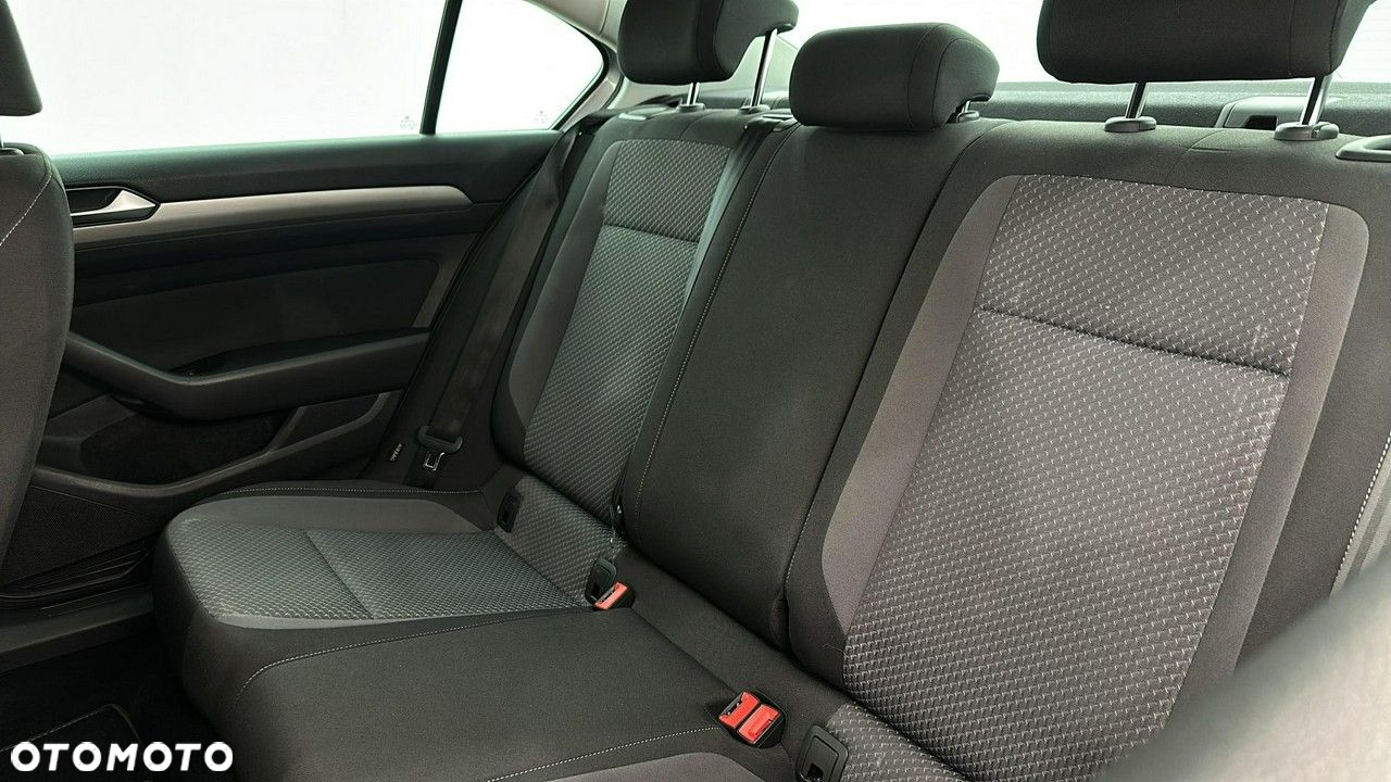 Volkswagen Passat - 13