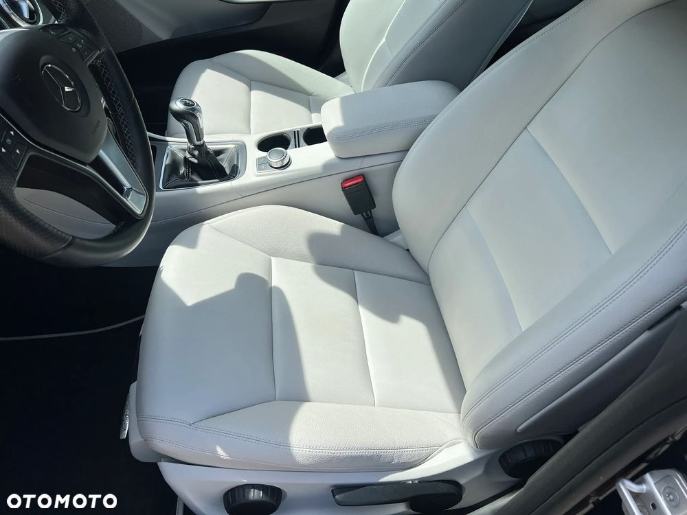 Mercedes-Benz CLA 200 Urban - 13