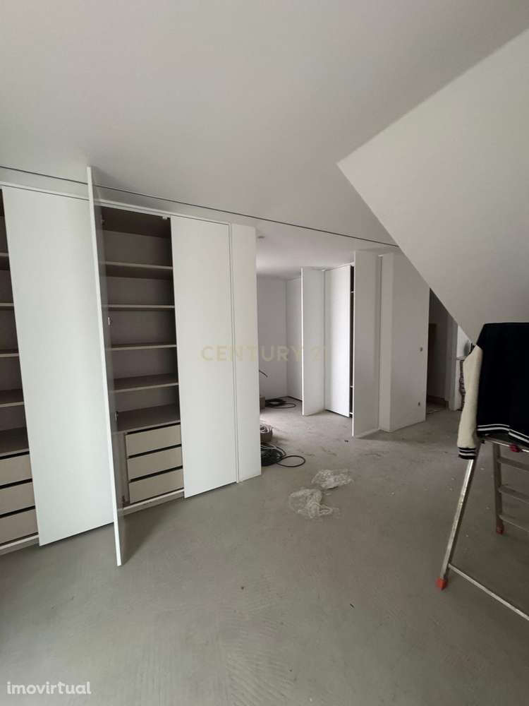 Moradia T4 contemporânea NOVA com 3 pisos em Trajouce, São Domingos de - Grande imagem: 2/21