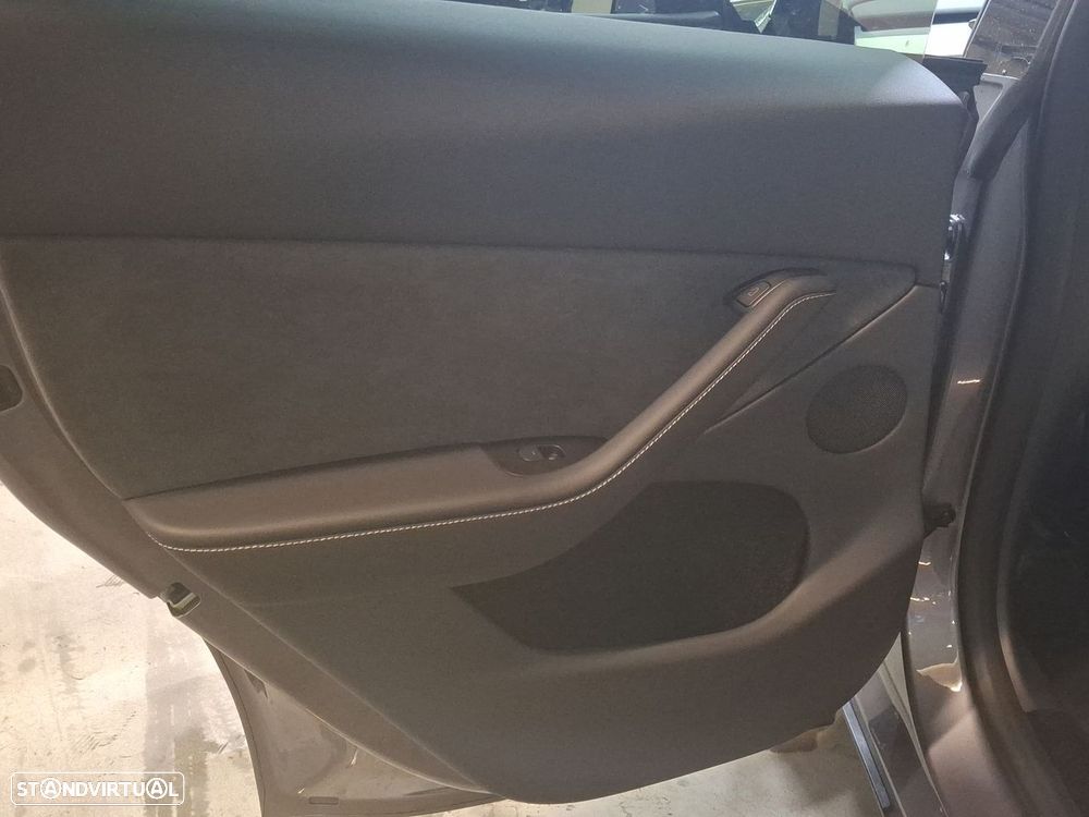 Tesla Model Y Long-Range RWD - 23