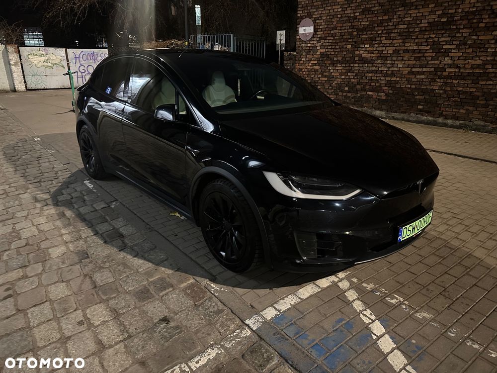 Tesla Model X - 34