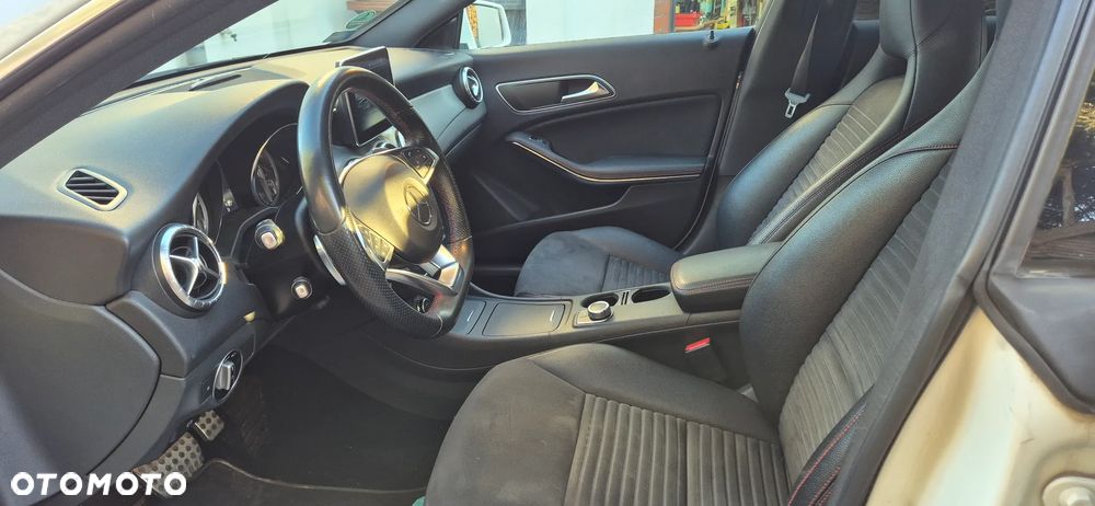 Mercedes-Benz CLA 250 4-Matic AMG Line - 10
