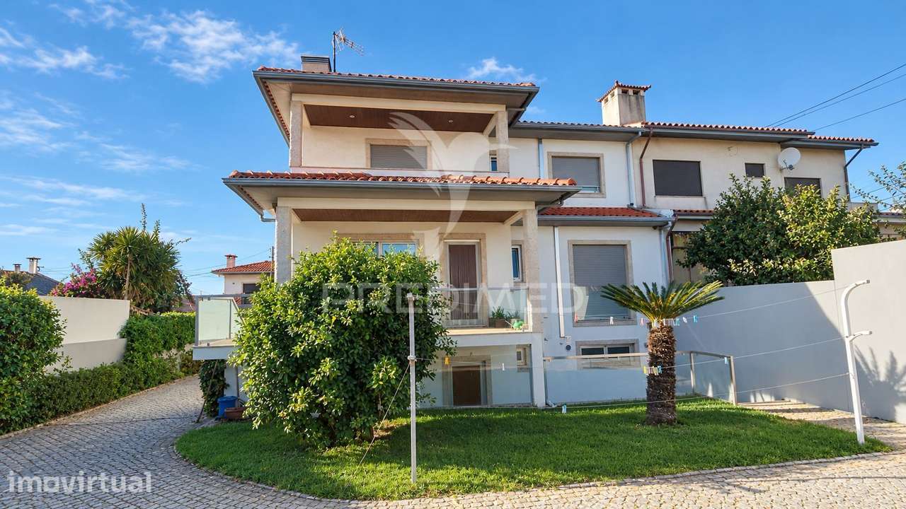 Moradia Geminada com Jardim, Horta, Garagem Ampla e 3 Suítes — Espa... - Grande imagem: 4/7