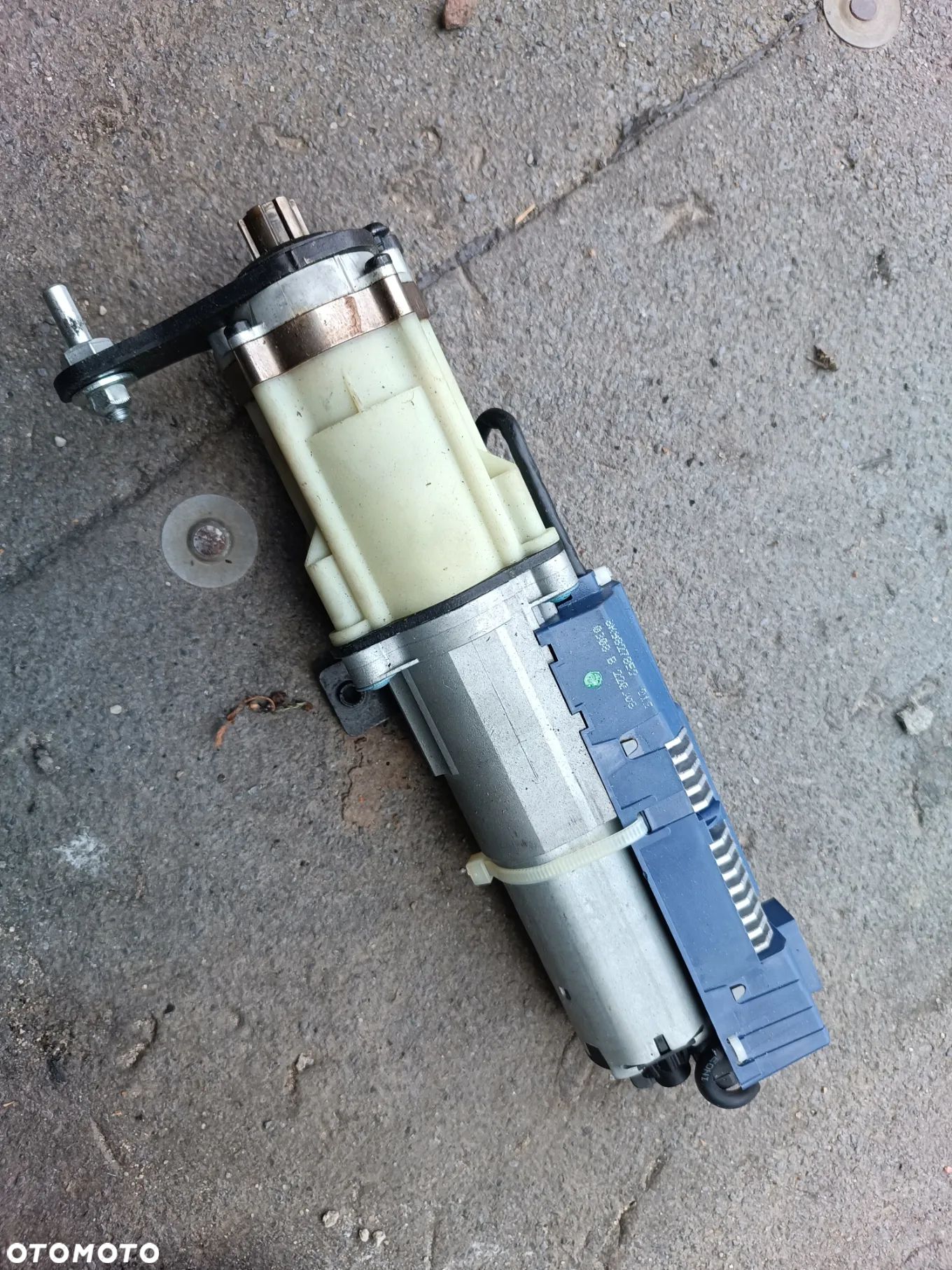 AUDI A4 B8 A6 C6 KOMBI SIŁOWNIK ELEKTRYCZNEJ KLAPY BAGAŻNIKA PRAWY 8K9827852 - 1