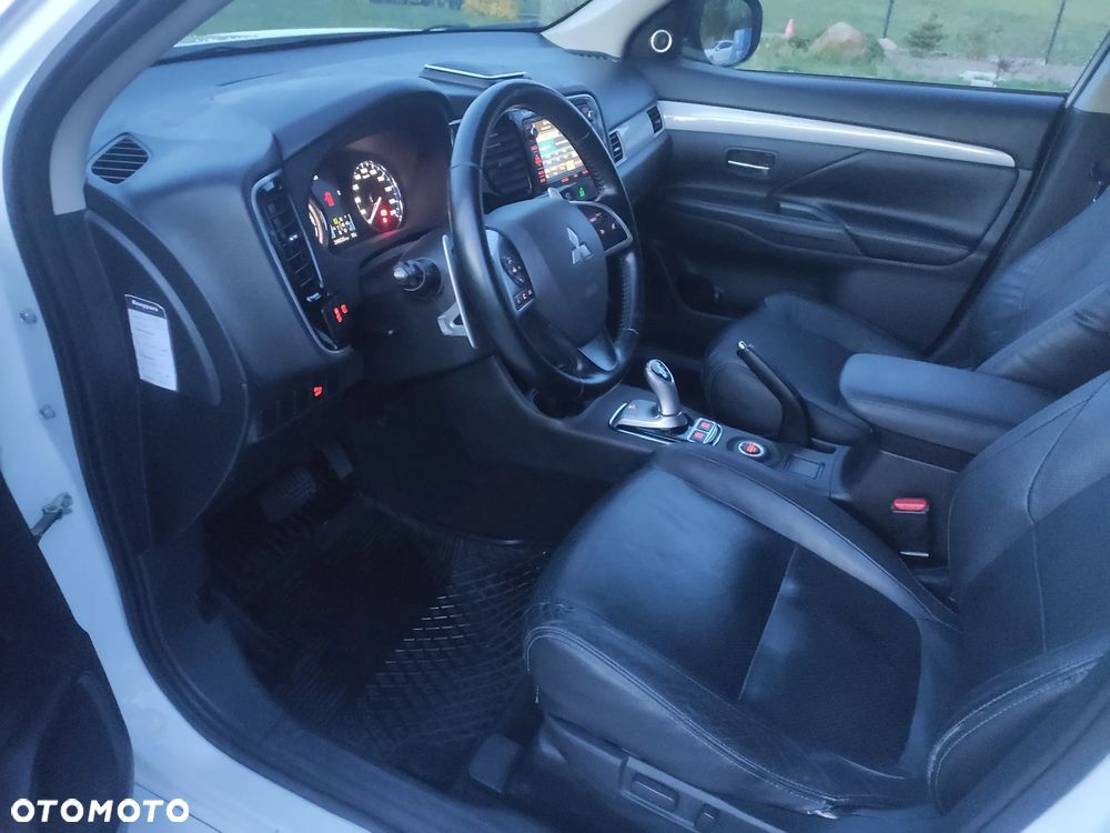 Mitsubishi Outlander Instyle NAVI + - 13