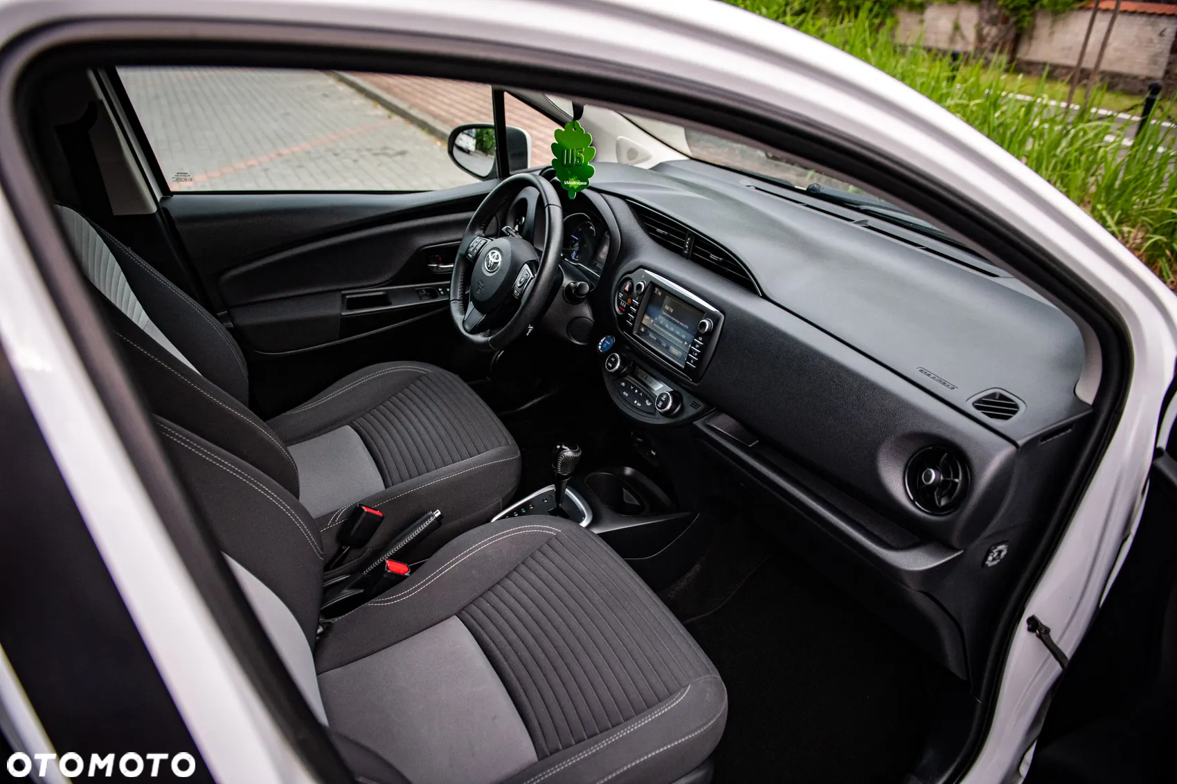 Toyota Yaris Hybrid 100 Premium EU6 - 22