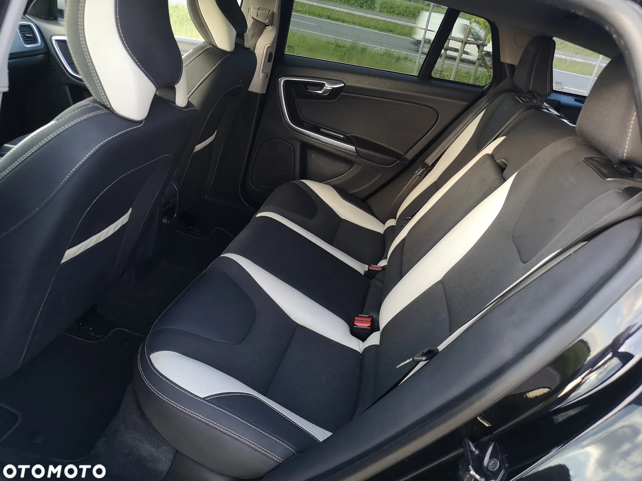 Volvo V60 T3 R-Design - 34