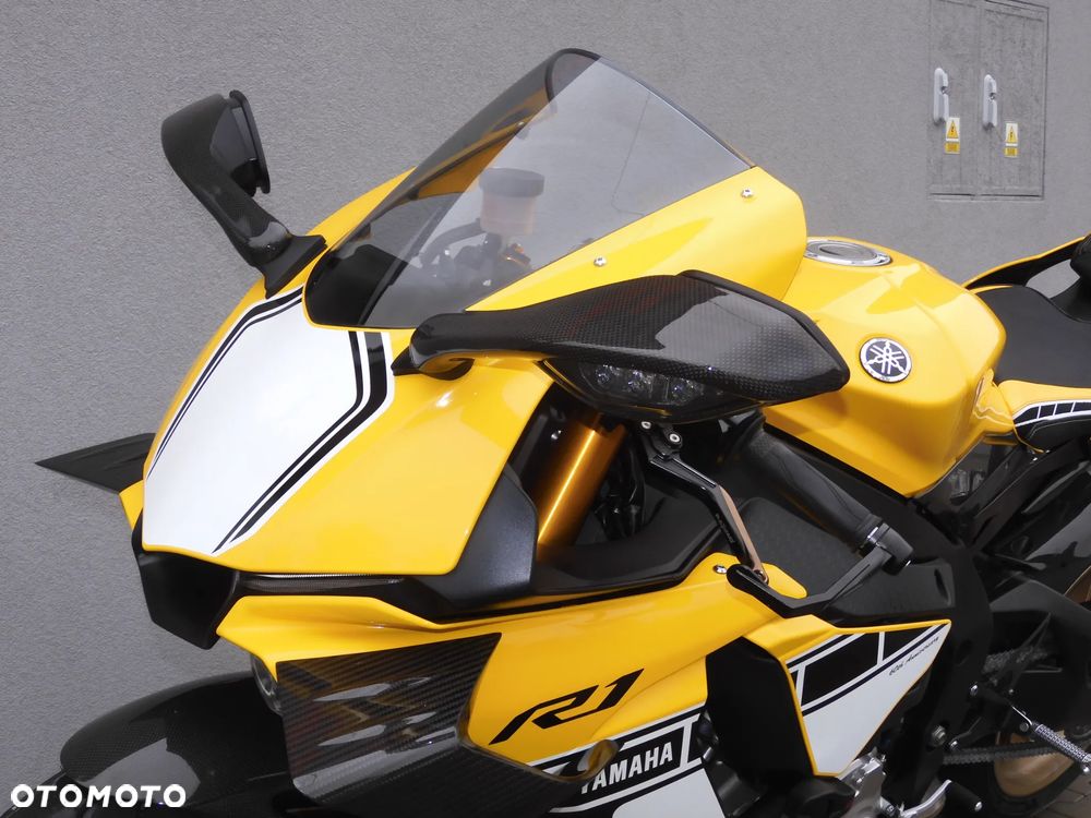 Yamaha R1 - 25