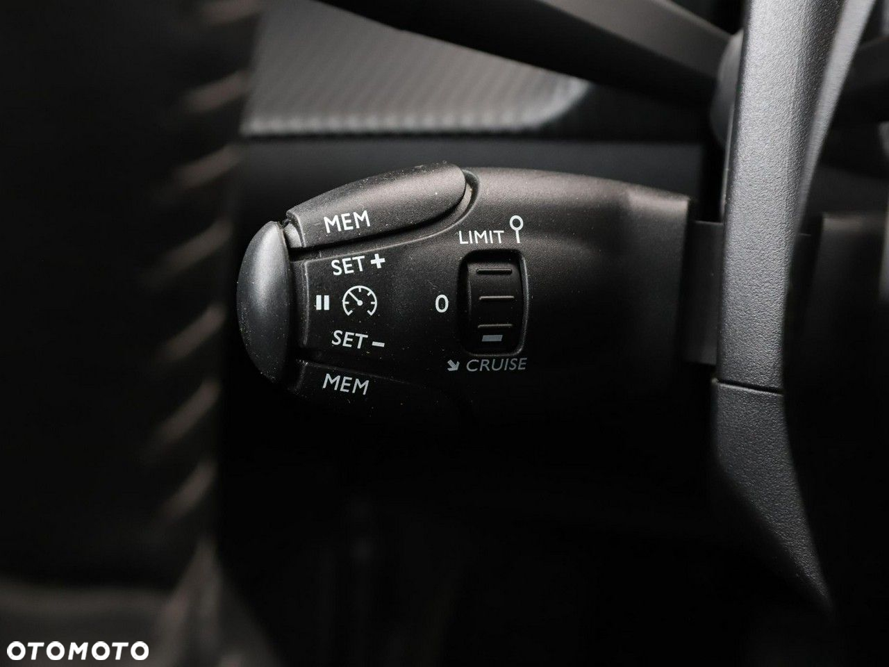 Peugeot 208 - 35
