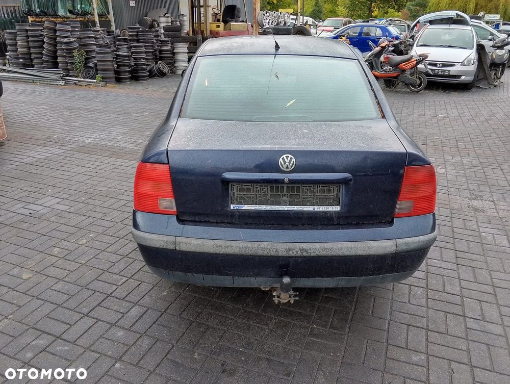 Volkswagen Passat B5 (97-00.) 1.6 B 100KM. Silnik AHL (ADP, ANA, ARM) Skrzynia DWG lakier LN5Y.Cały na części. GWARANCJA !!!  Przód Tył Zestaw Komplet Drzwi Klapa Zderzak Błotnik Maska Grill Atrapa Szyba Pas Lampa Lusterko Boczki Fotel Kanapa Kokpit Deska Rozdzielcza Przełącznik Włącznik Sterownik Przewody Wiązka Instalacja Moduł Komputer Czujnik Listwa Pompa Alternator Wtryski Głowica Rozrusznik Kompresor Sprzęgło Dwumas Silnik Skrzynia ABS Klimatyzacji Paliwa Wspomagania Kolektor Turbina Przepustnica Zawór Chłodnica Koło Hak Belka Sanki Zawieszenie Mcpherson Półoś Amortyzator Wydech Tłumik Zacisk Most - 6