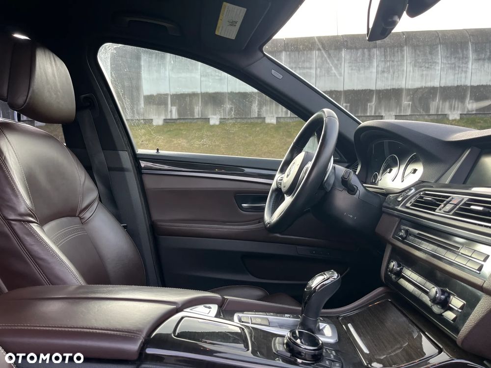 BMW Seria 5 550i xDrive - 22