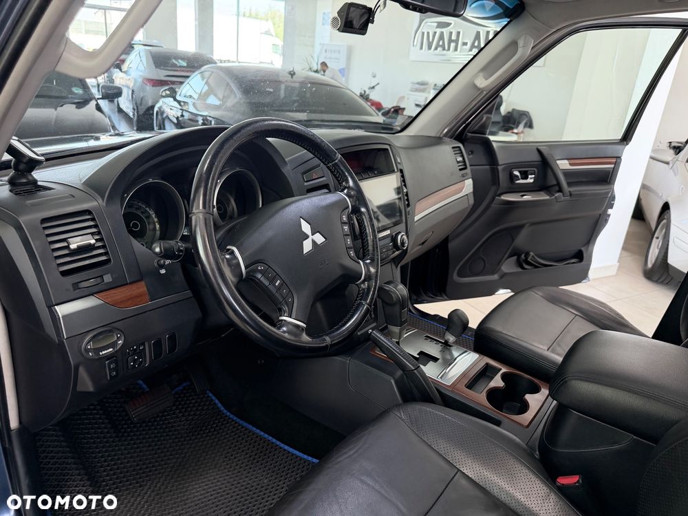 Mitsubishi Pajero - 18