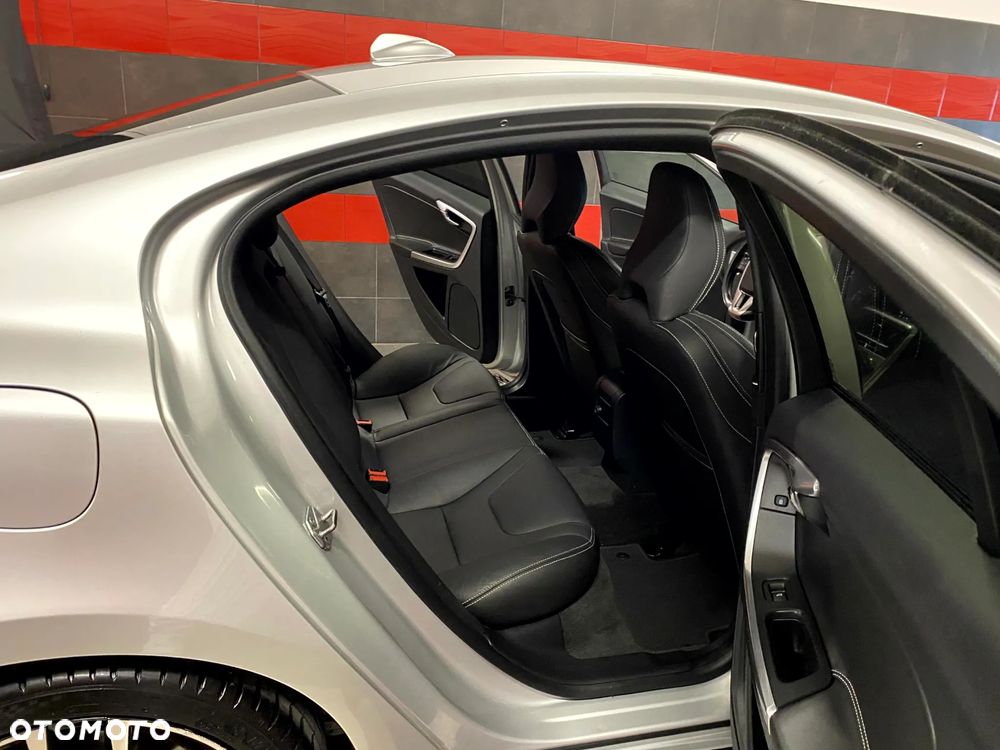 Volvo S60 D4 Geartronic RDesign - 24