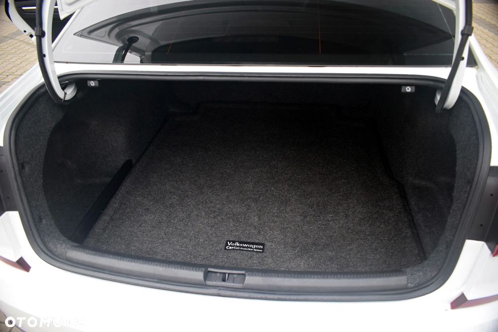 Volkswagen Passat - 32