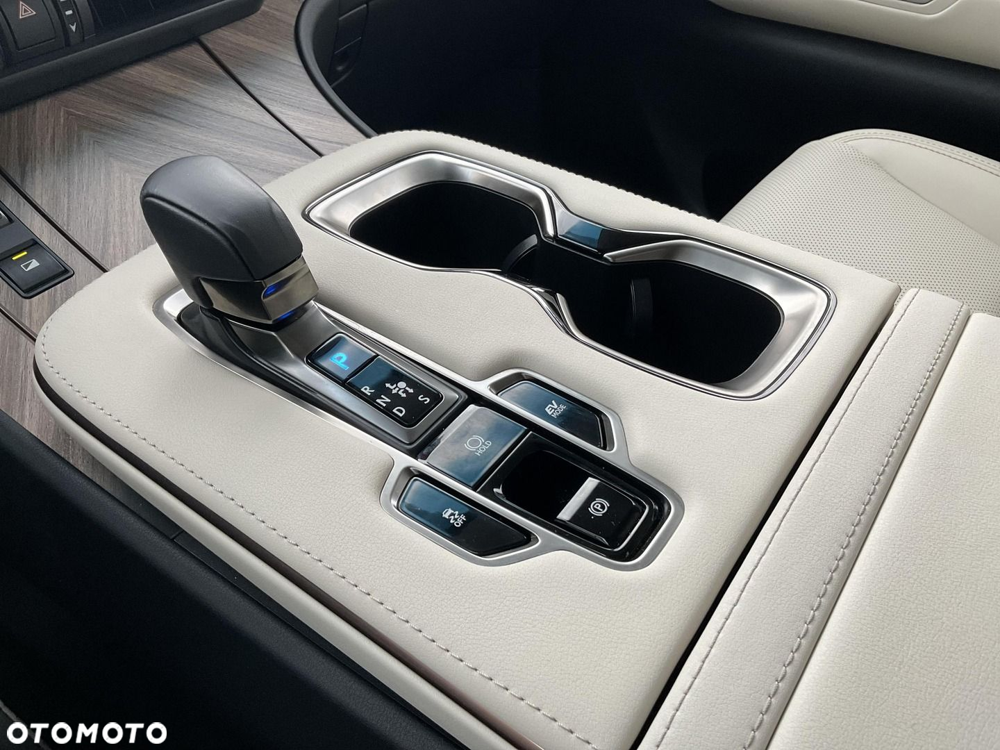 Lexus LM - 33