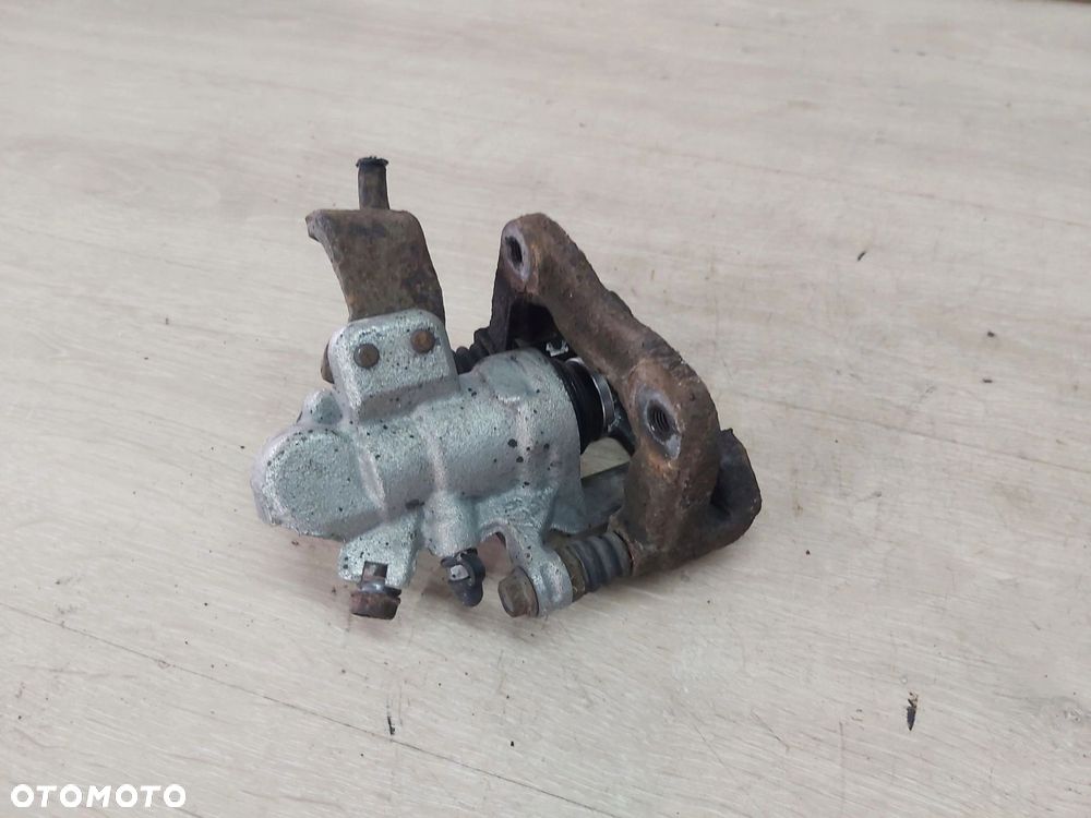 Honda Civic VIII 8 sedan zacisk jarzmo prawy tył SEDAN - 3