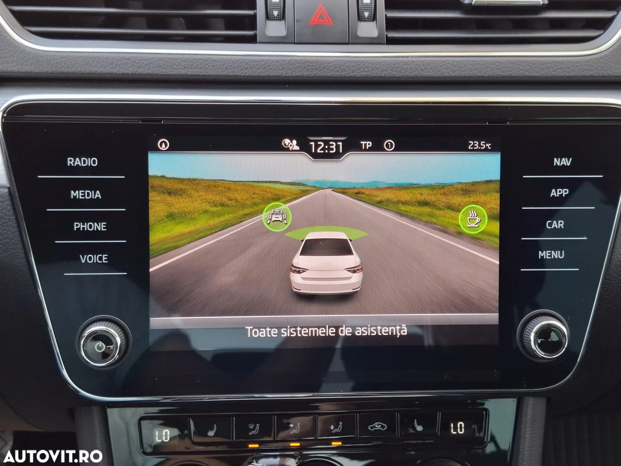 Skoda Superb 2.0 TDI DSG Ambition - 28