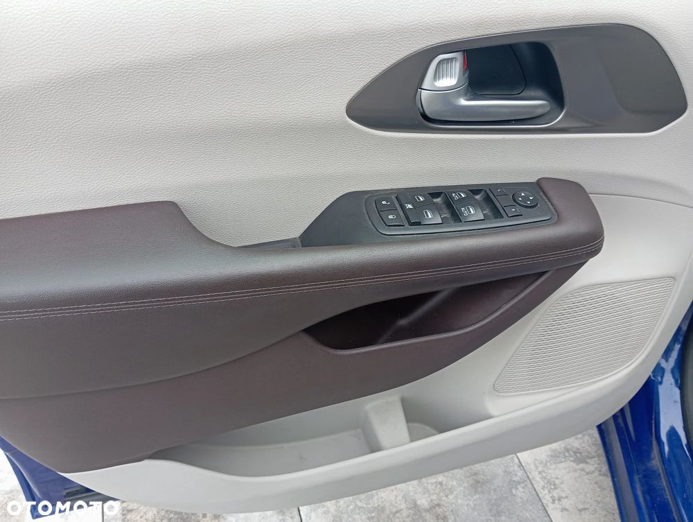 Chrysler Pacifica - 10