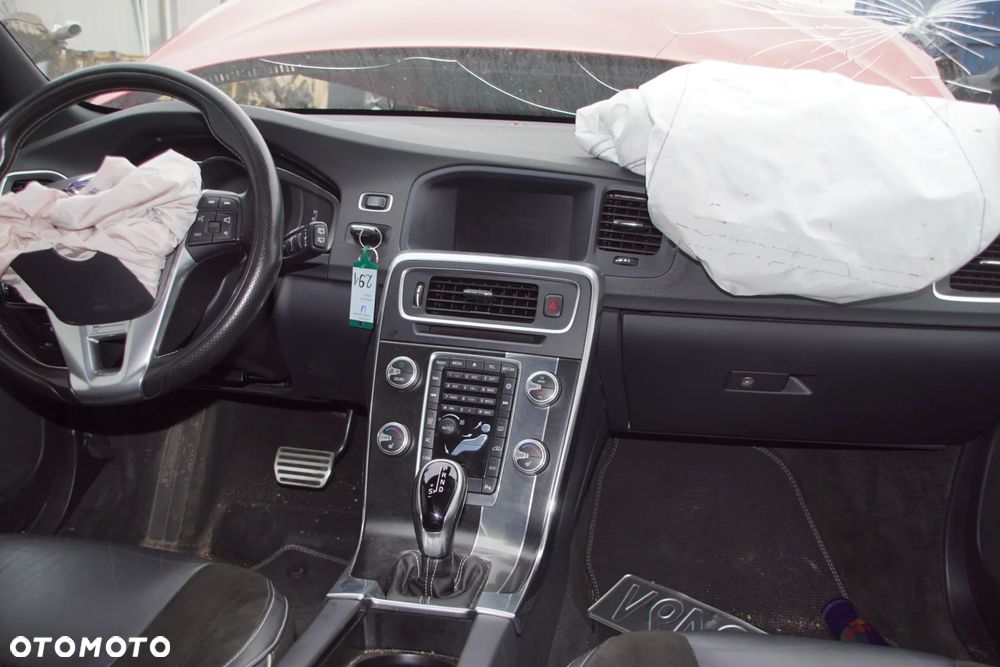 Auto na części - Volvo V60 I R-Design Lift 2.0 D4 190 KM D4204T14 TG-81SC 612 2018R Silnik Skrzynia Drzwi Błotnik Klapa Lampa Lusterko Klamka Szyba Deska Kokpit Sterownik Moduł Czujnik Licznik Wyświetlacz Panel Kierownica - 17
