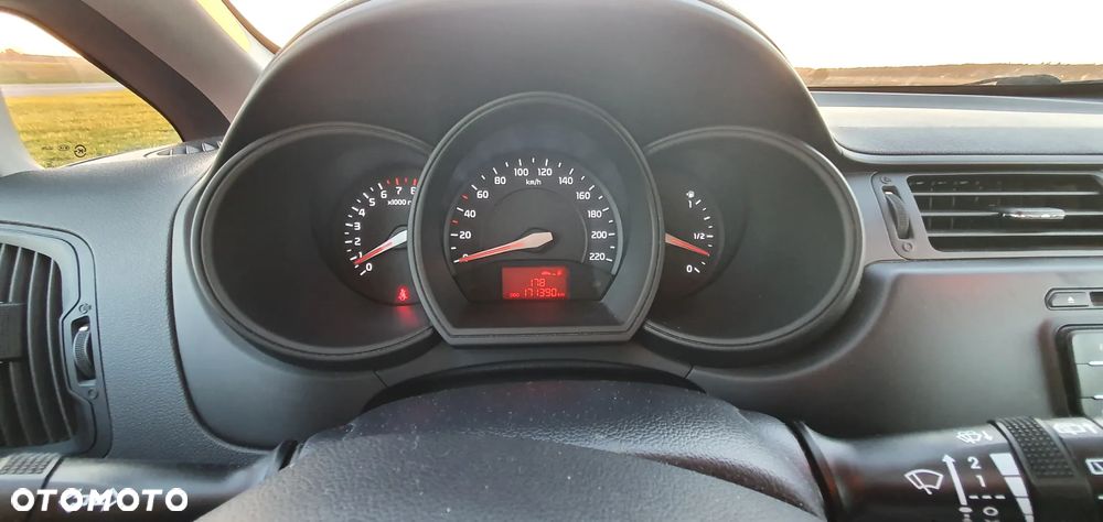 Kia Rio 1.4 Edition 7 - 11