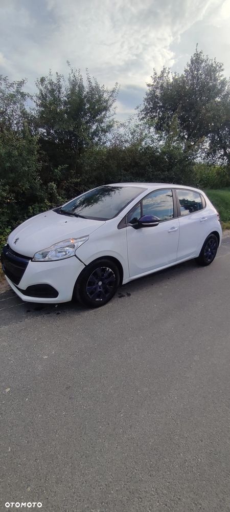 Peugeot 208 - 8