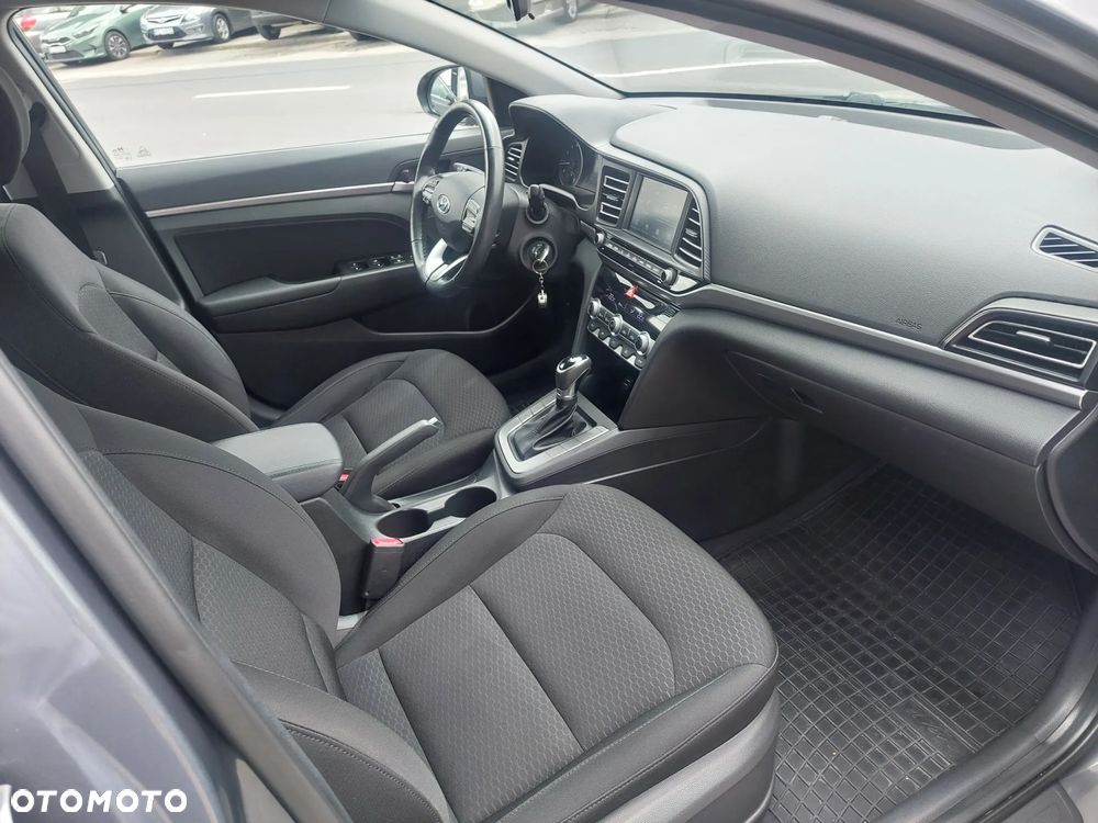 Hyundai Elantra 1.6 Comfort - 9