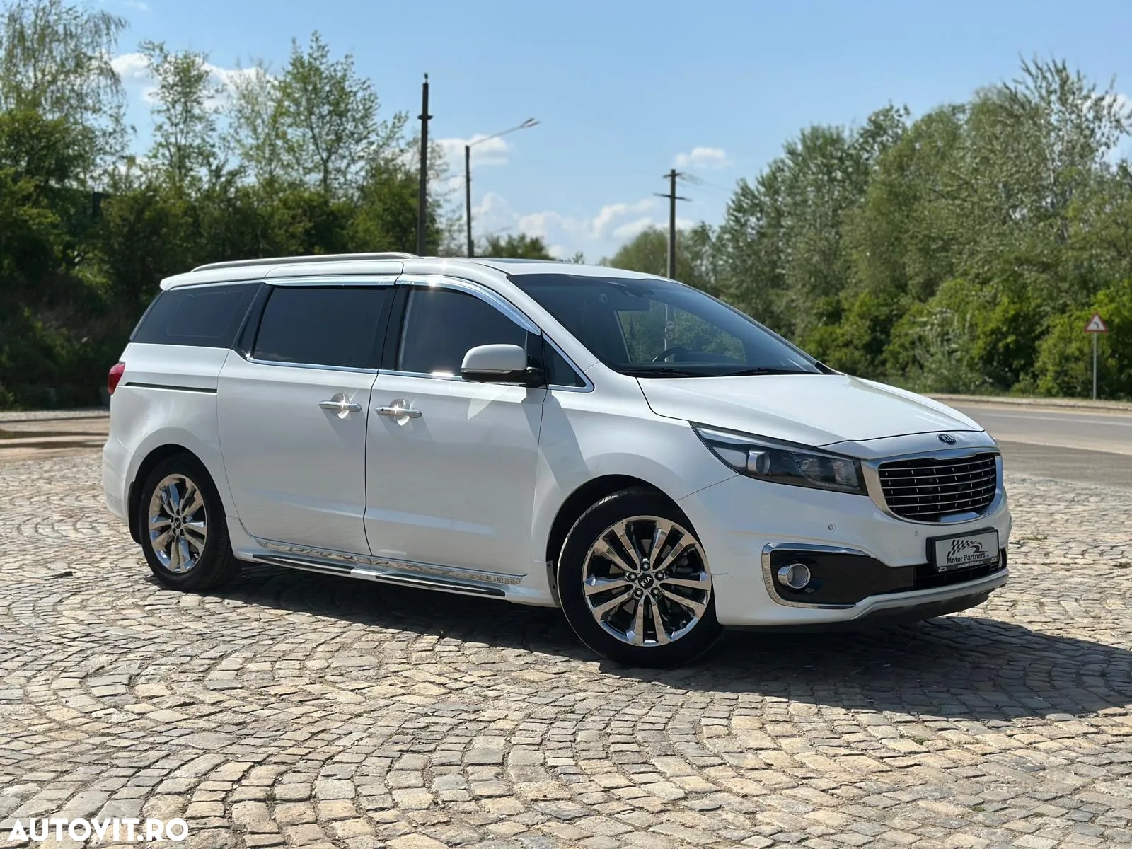 Kia Carnival - 2