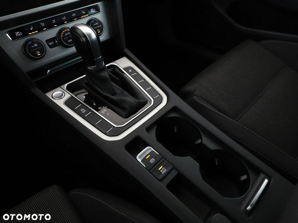 Volkswagen Passat Variant 2.0 TDI DSG (BlueMotion Technology) Trendline - 29