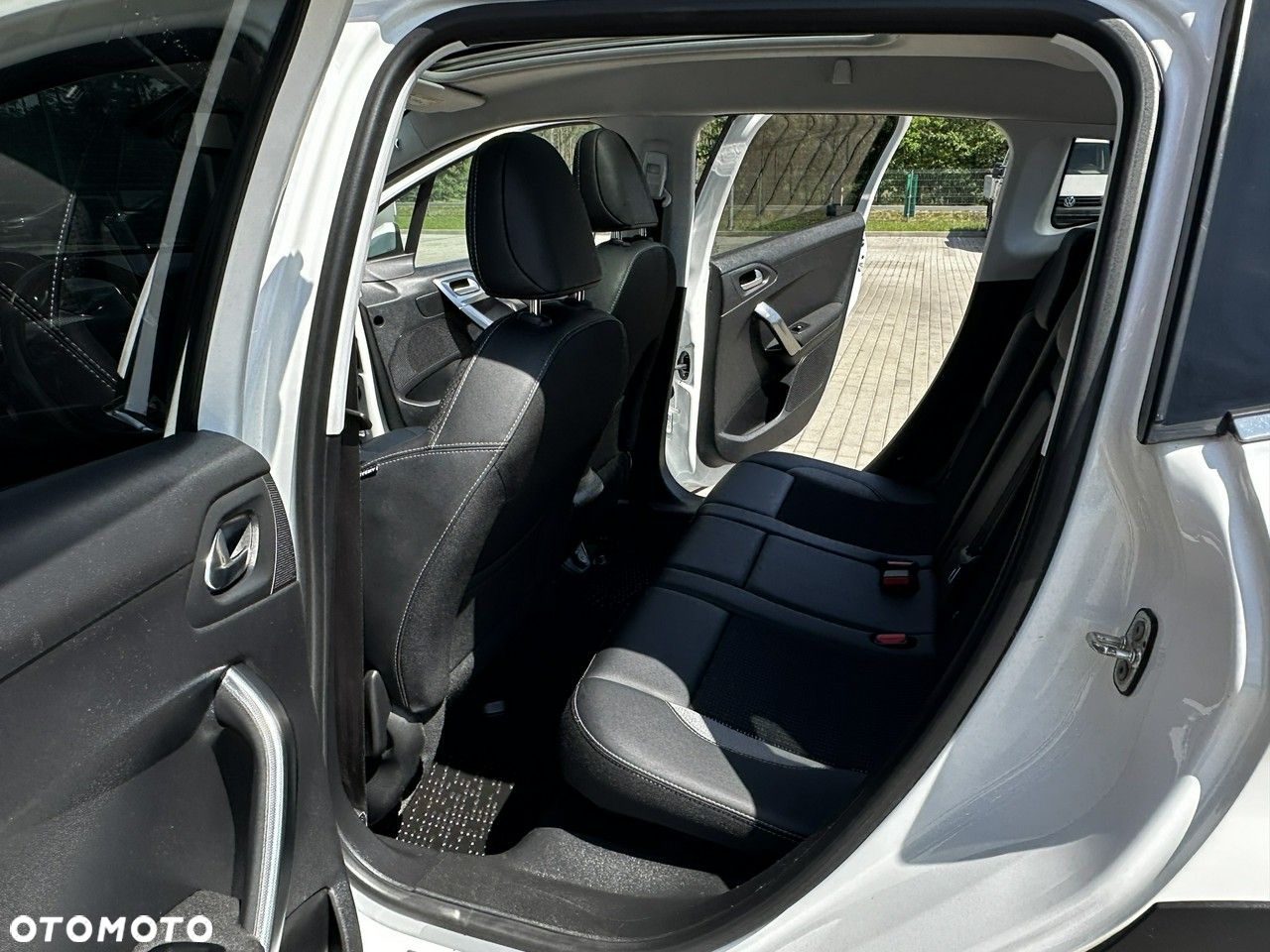 Peugeot 2008 1.2 Pure Tech Allure S&S - 11