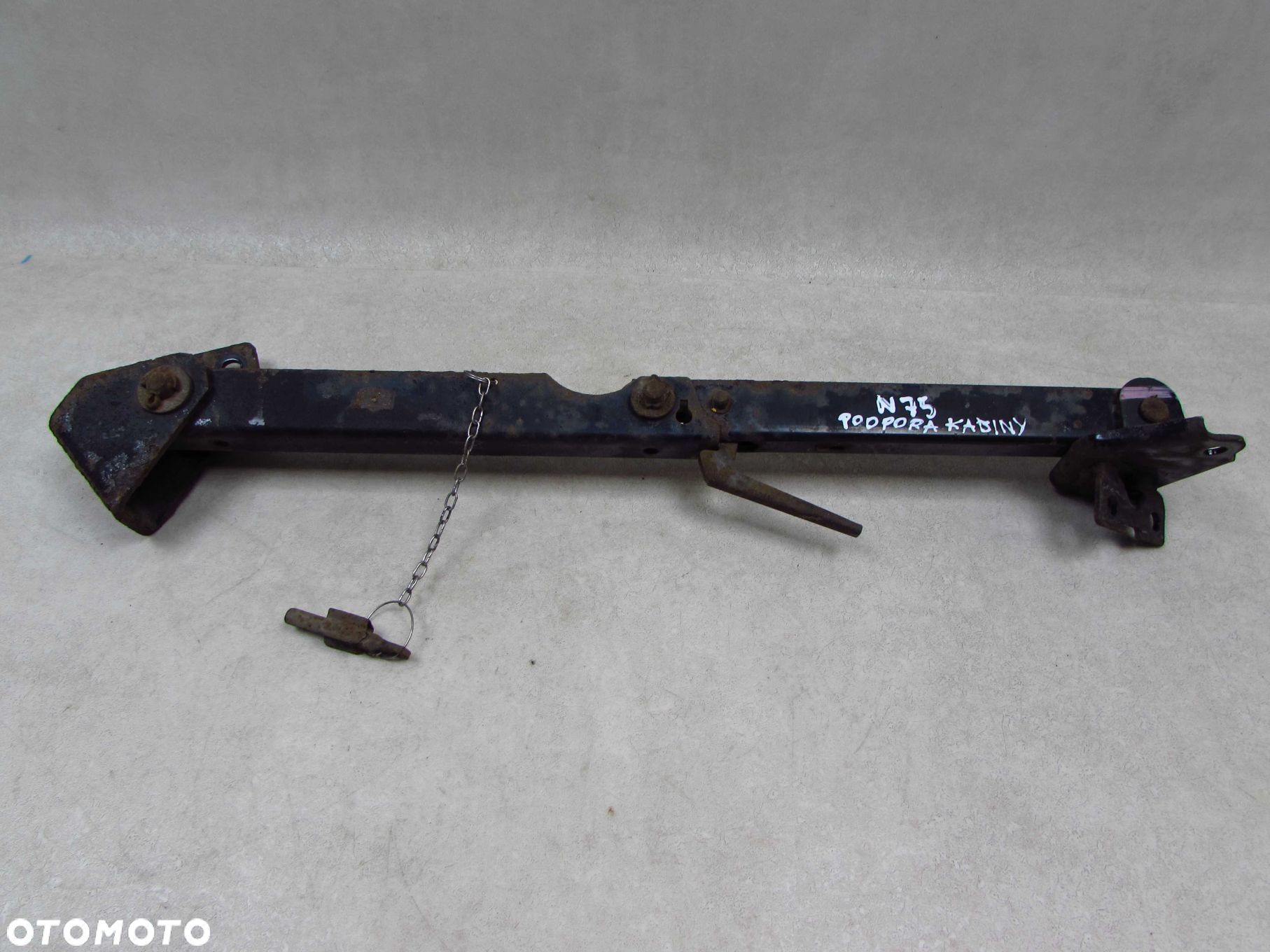 ISUZU N75 NPR NQR NKR 07-18 ZAWIAS RYGIEL BLOKADA OGRANICZNIK RAMIE KABINY - 1