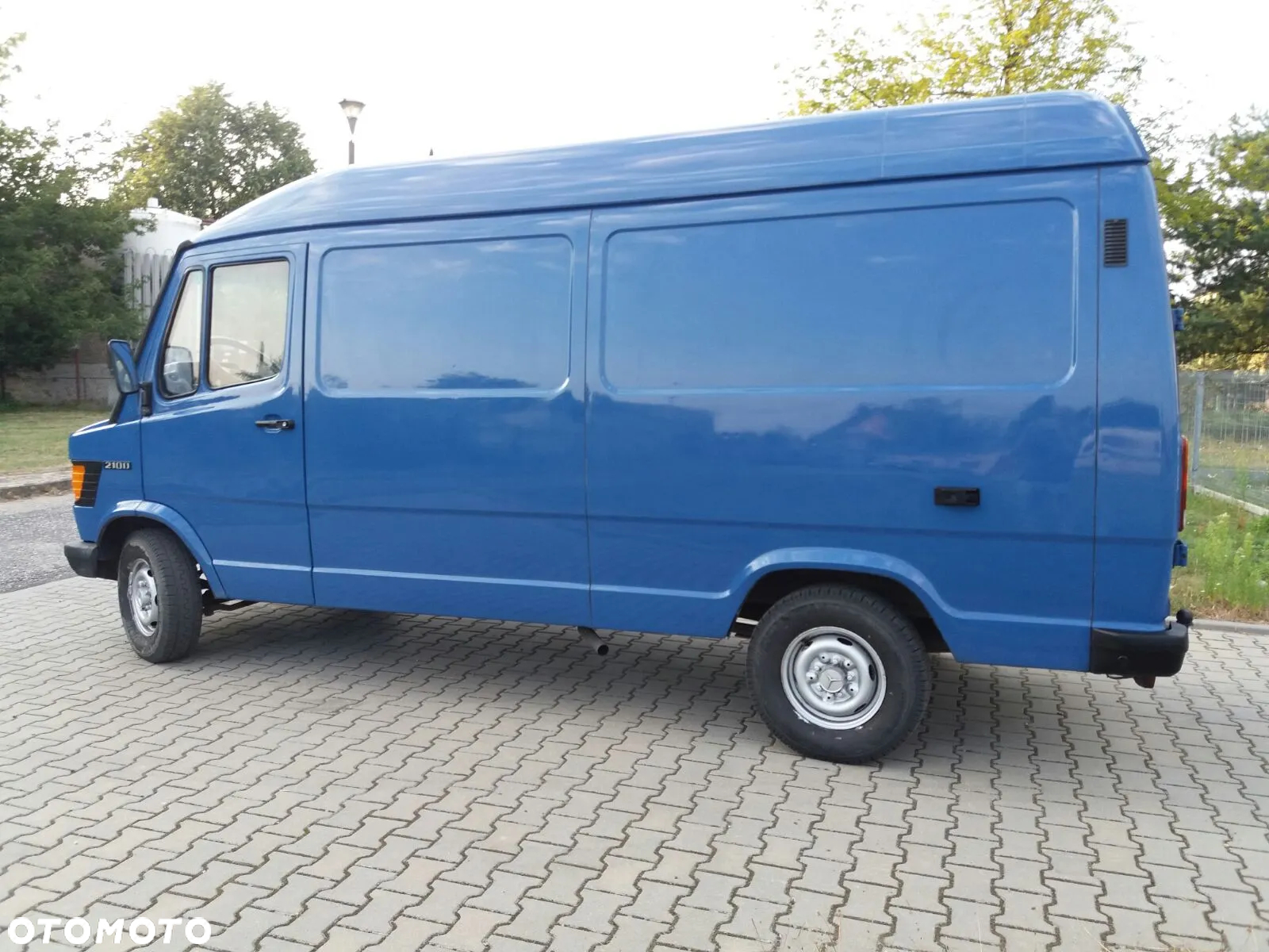 Mercedes-Benz 210 D - 9
