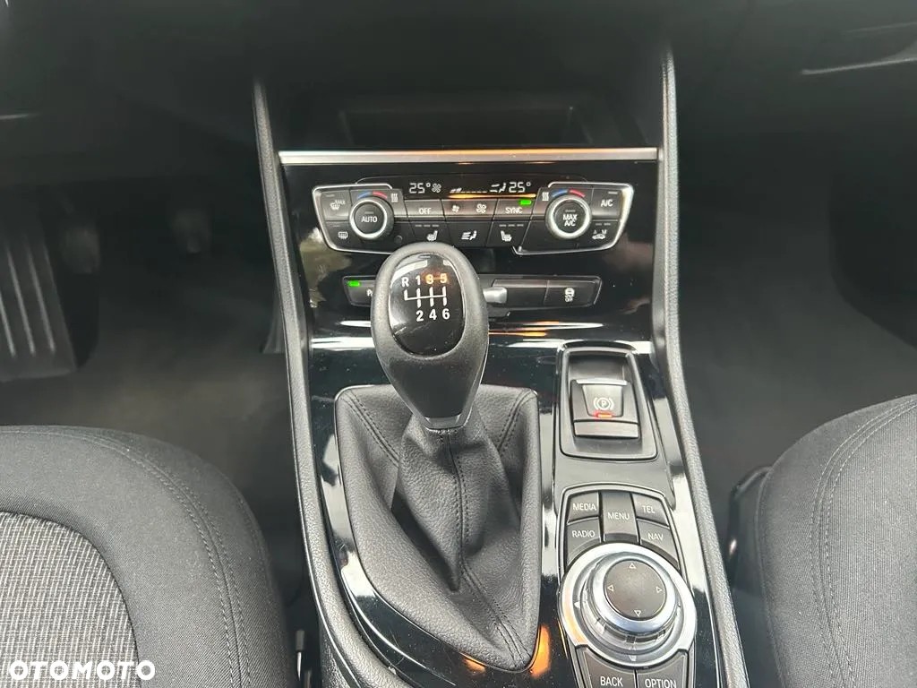 BMW Seria 2 218d - 11