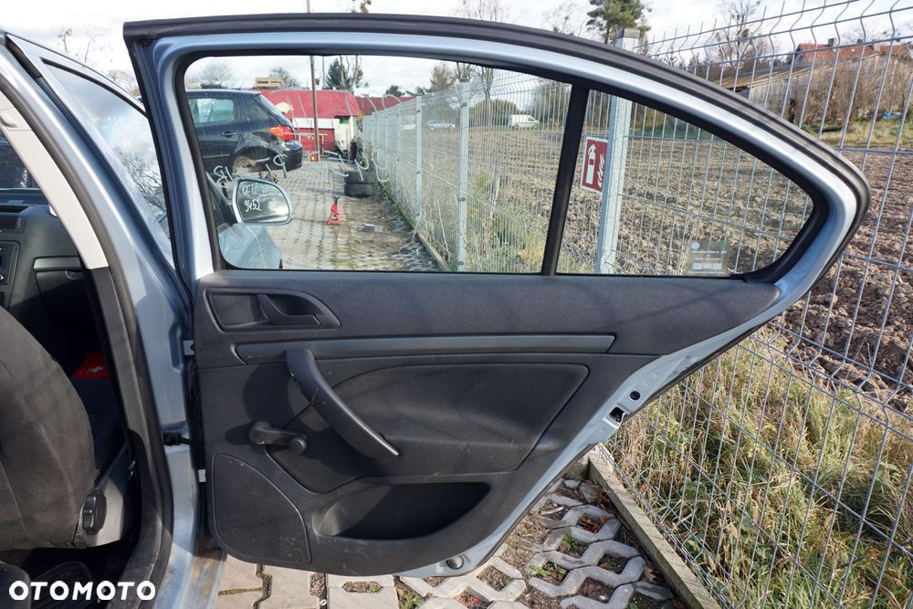 BOCZEK TAPICERKA DRZWI PRAWY TYŁ OCTAVIA II LIFT HB  SKODA 2008-2013 - 1
