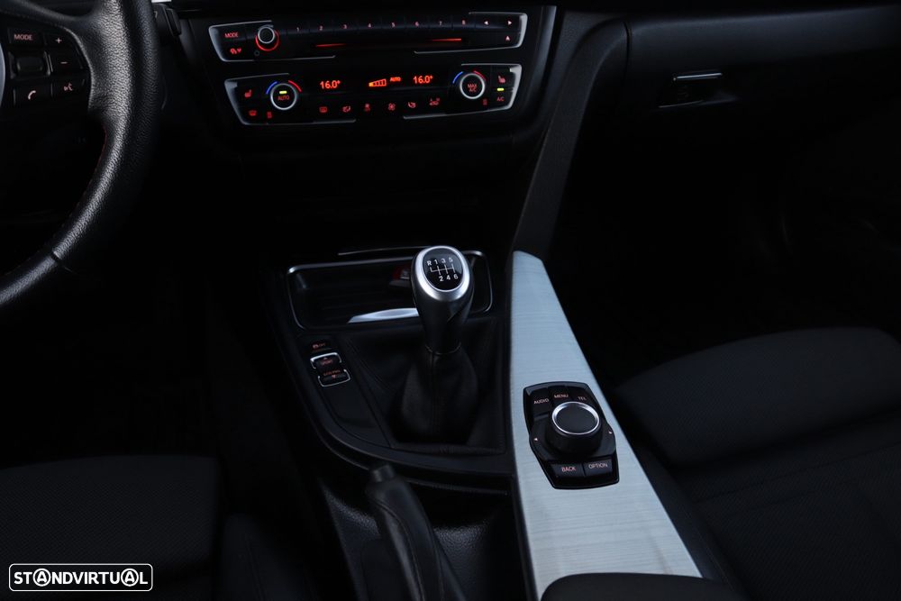 BMW 318 d Touring xDrive Line Sport - 40