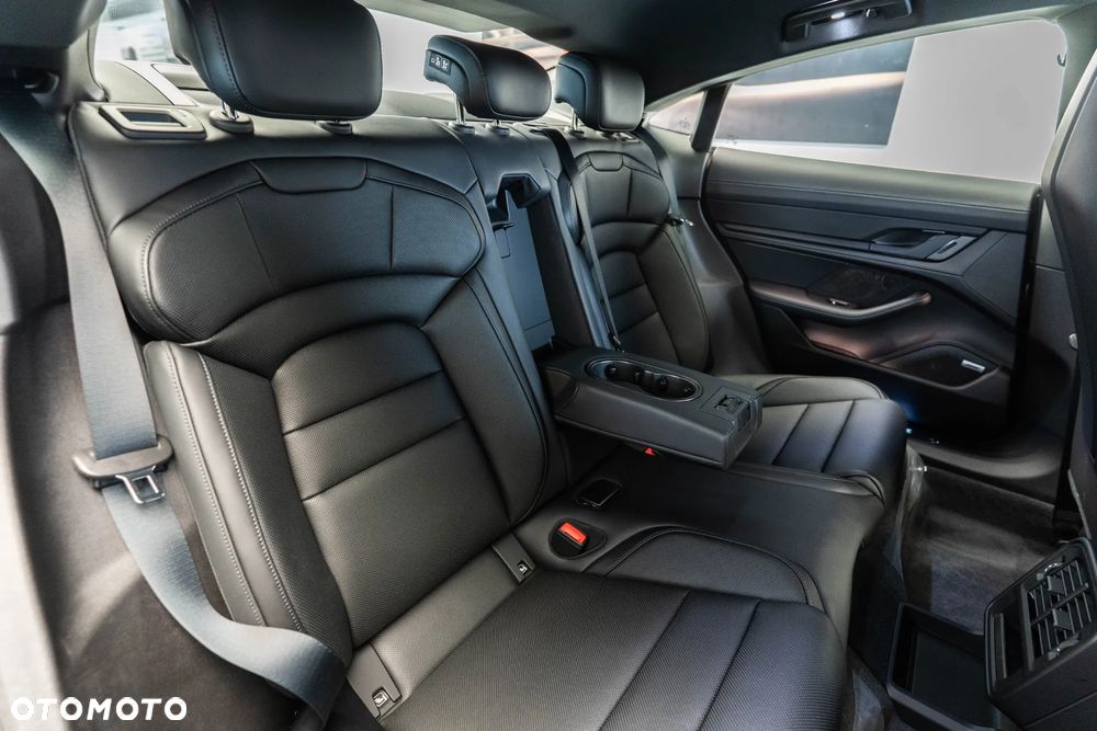 Porsche Taycan 105kWh Black Edition - 12