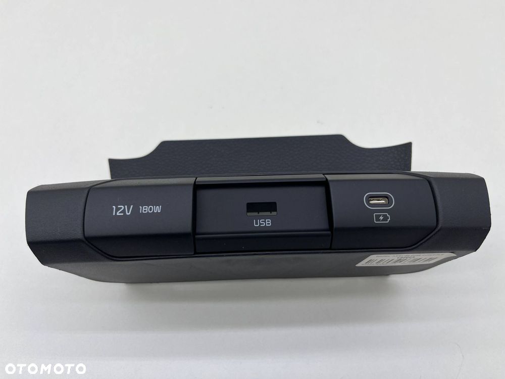 KIA PICANTO III LIFT GNIAZDO PANEL USB-C 84621-G6R0CA - 1
