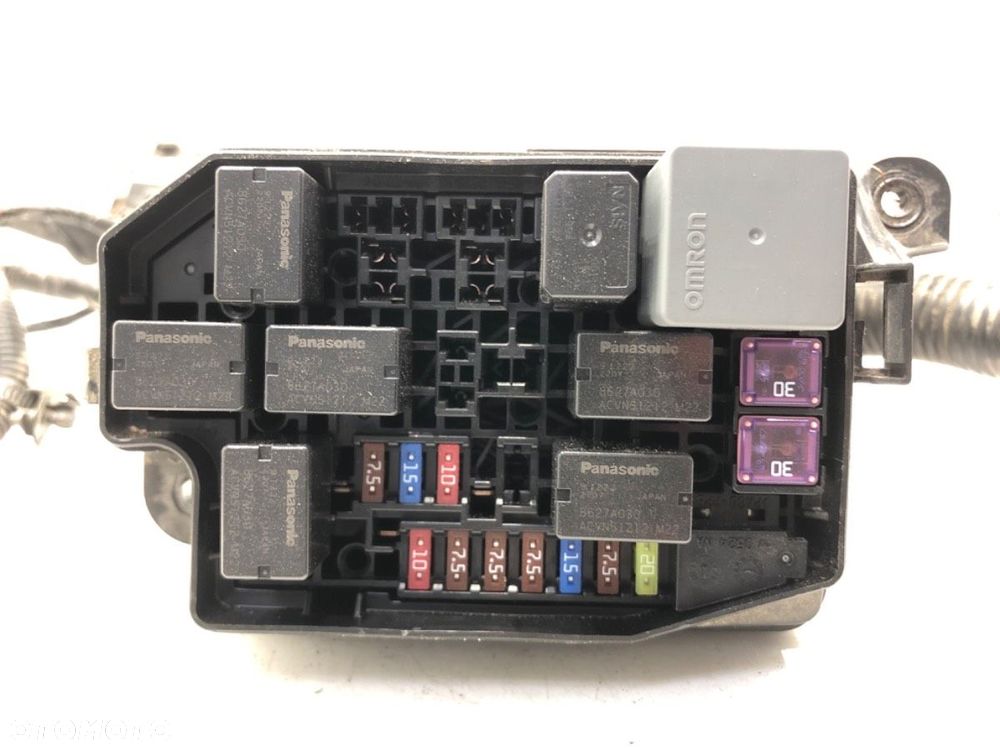 SKRZYNKA BEZPIECZNIKÓW  MITSUBISHI OUTLANDER III (GG_W, GF_W, ZJ, ZL, ZK) 2010 - 2022 2.4 Hybrid - 3