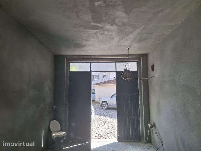 Garagem na Rua dos Lírios 34, Mem Martins - Grande imagem: 2/3
