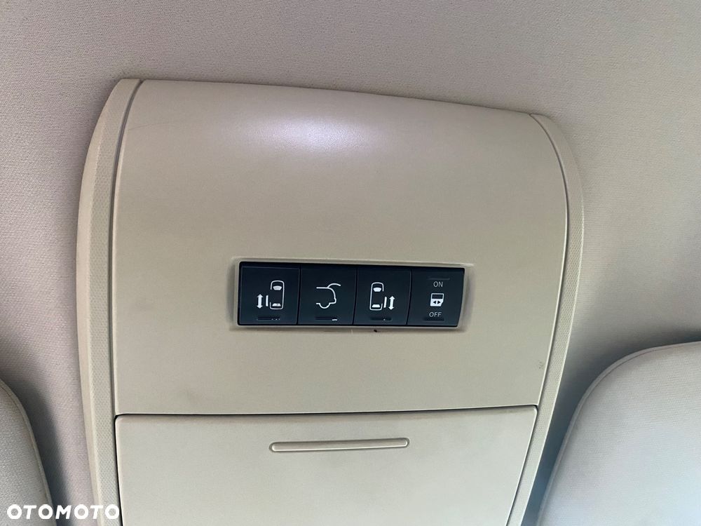 Chrysler Town & Country - 12