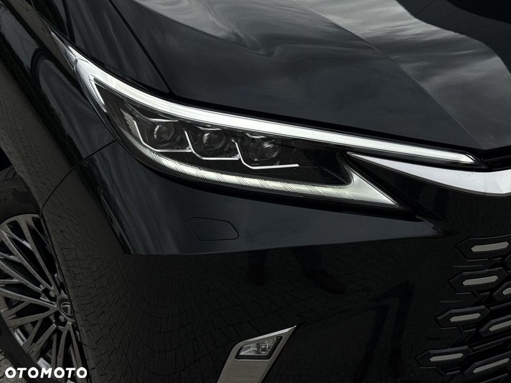 Lexus LM - 26