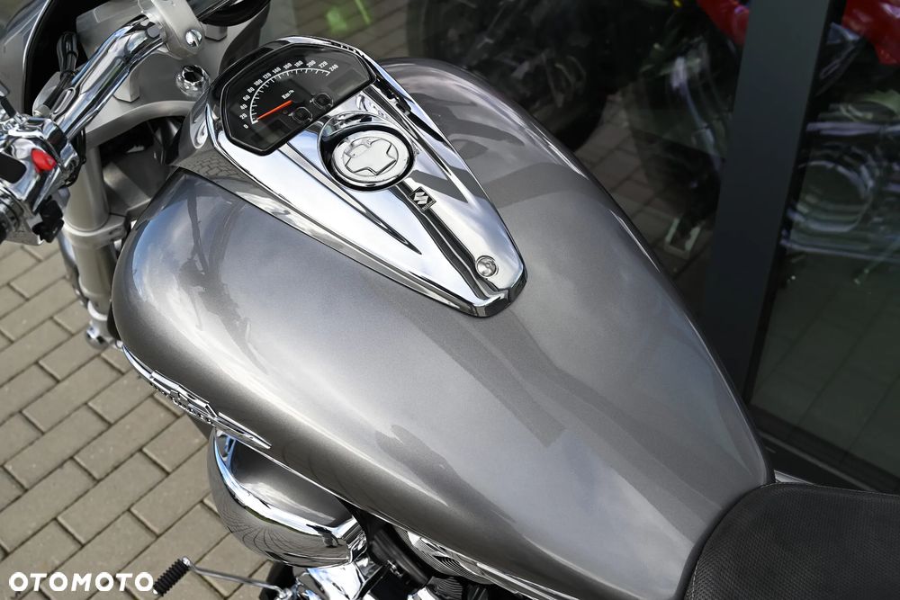 Suzuki Intruder - 12