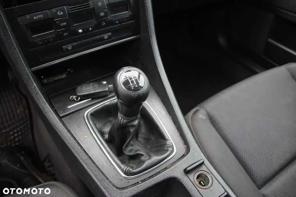 Auto na części - Audi A4 B6 1.9 TDI 130 KM AWX GBQ LX7Z 2002R Silnik Skrzynia Drzwi Maska Klapa Zderzak Błotnik Lusterko Lampa Klamka Szyba Deska Kokpit Sterownik Moduł Czujnik Licznik Panel Kierownica - 13